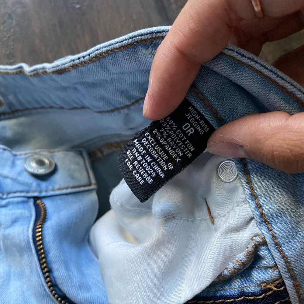 Picture is cutting off bottom of jeans. Size 0.